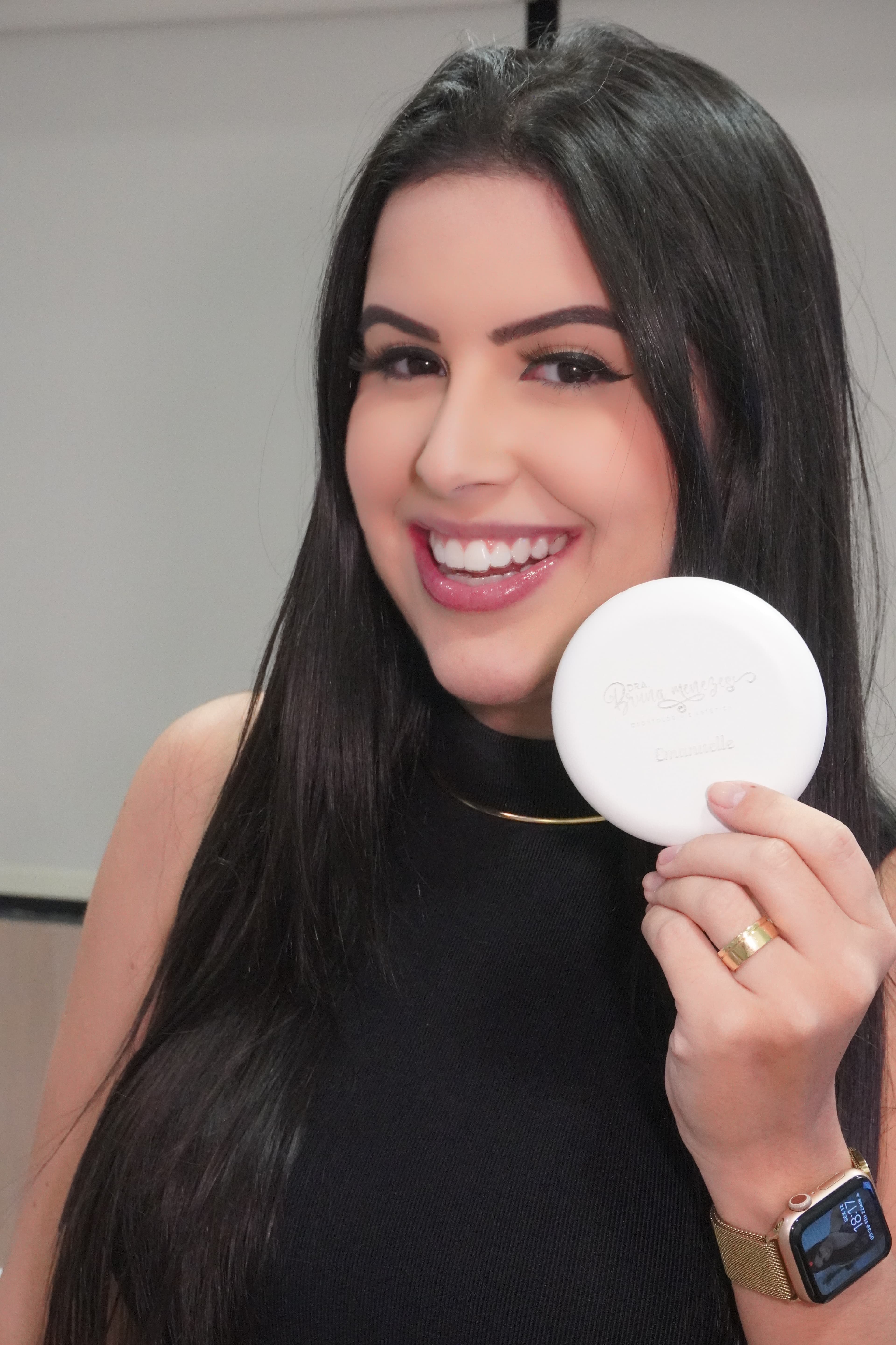 Dra. Bruna Menezes atendendo pacientes